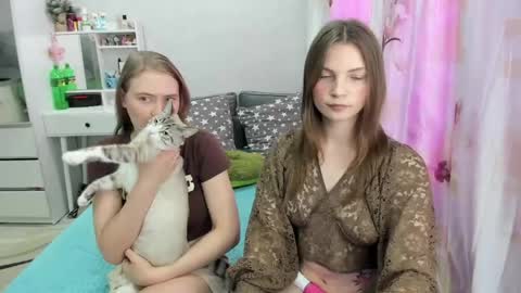 Adele and Elli online show from April 23, 2026, 5:04 pm