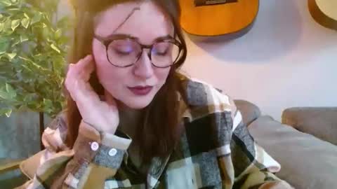 PilloGoddess online show from November 30, 2025, 12:25 am