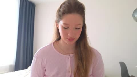 Snapshot of pink_rosee_ chatting on April 2, 2026, 3:04 am online show from April 2, 2026, 3:04 am