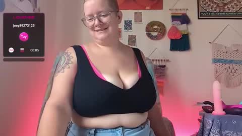 Em online show from February 1, 2025, 4:54 pm