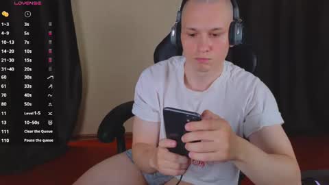 Snapshot of pistonpojizni chatting on July 31, 2026, 9:52 am STRONGBEAUTY online show from July 31, 2026, 9:52 am
