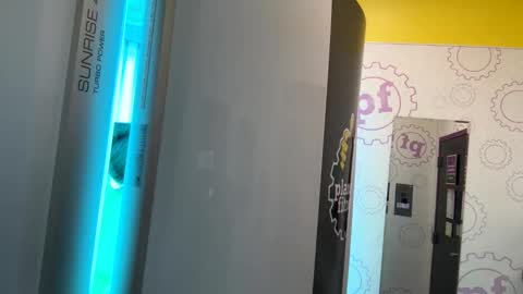 pixieslanding online show from April 21, 2026, 10:01 pm