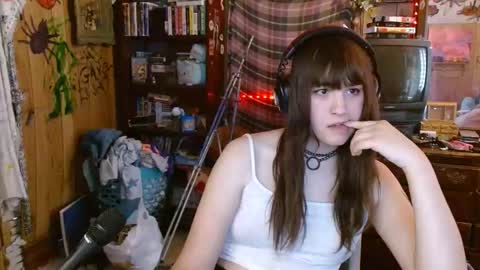 Izzy online show from February 24, 2025, 7:52 pm