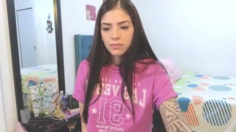 Angie Henao online show from December 14, 2024, 3:36 pm