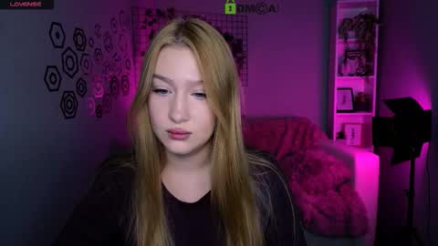 Sophie online show from November 17, 2025, 8:03 pm