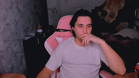 pohyi_ online show from December 15, 2025, 1:04 pm