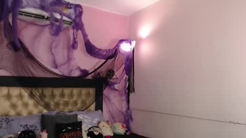 poison_pink online show from November 3, 2025, 1:34 pm