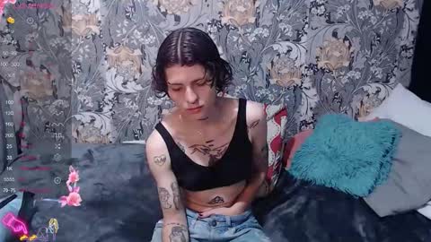 pretty_cristal22 online show from May 24, 2026, 12:32 pm