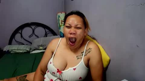 pretty_lyn08 online show from June 1, 2026, 4:09 pm