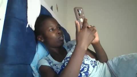 Snapshot of pretty_petite_ebony chatting on December 19, 2025, 7:32 pm pretty_petite_ebony online show from December 19, 2025, 7:32 pm