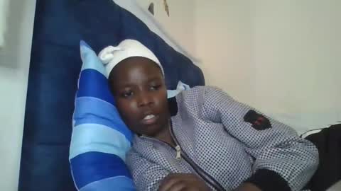 Snapshot of pretty_petite_ebony chatting on December 21, 2025, 8:32 am pretty_petite_ebony online show from December 21, 2025, 8:32 am