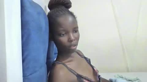 Snapshot of pretty_petite_ebony chatting on April 25, 2026, 2:03 am pretty_petite_ebony online show from April 25, 2026, 2:03 am