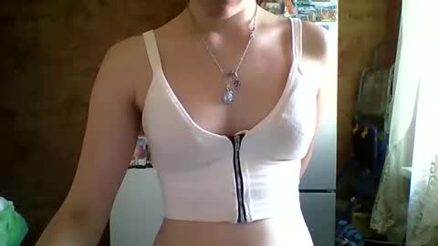 Snapshot of prettybella_7 chatting on June 10, 2026, 10:25 am Bella online show from June 10, 2026, 10:25 am