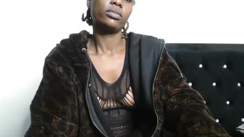 Vee online show from November 17, 2025, 6:03 pm