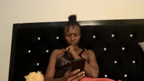 Vee online show from December 1, 2025, 1:54 am