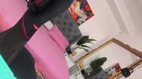 prettyjuliax online show from December 6, 2024, 8:29 pm