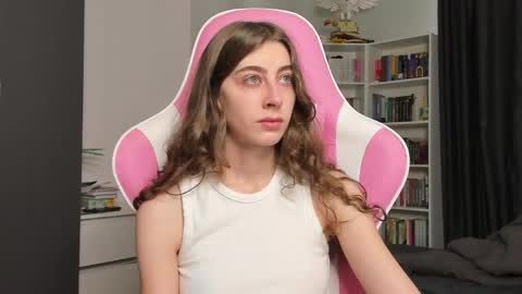 Snapshot of prettysomething chatting on June 4, 2026, 8:31 am Sophie next stream will be at Monday i will wait you guys online show from June 4, 2026, 8:31 am