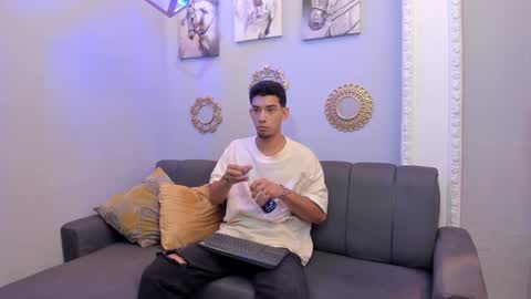 prince_arthur77 online show from February 7, 2025, 1:11 pm