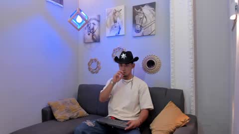 prince_arthur77 online show from February 8, 2025, 12:39 pm