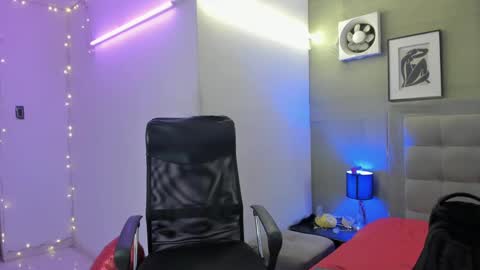 prince_arthur77 online show from February 28, 2025, 12:31 pm