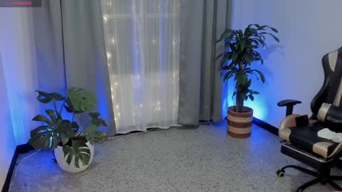    INDEPENDENT MODEL online show from February 7, 2025, 11:12 am