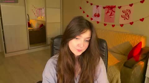 Snapshot of purple_averge chatting on October 29, 2025, 5:42 am Bella online show from October 29, 2025, 5:42 am