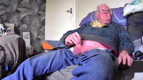 Genital sucker online show from October 11, 2025, 12:36 pm