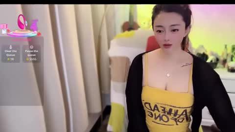 qiqi1588 online show from April 5, 2026, 12:02 pm