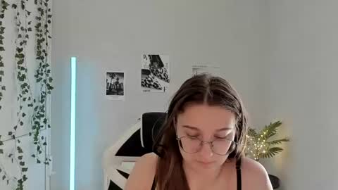 Snapshot of queen_amelie chatting on July 7, 2026, 8:18 am Amelie online show from July 7, 2026, 8:18 am