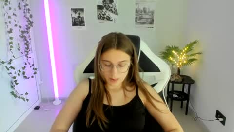 Snapshot of queen_amelie chatting on July 22, 2026, 1:25 pm Amelie online show from July 22, 2026, 1:25 pm