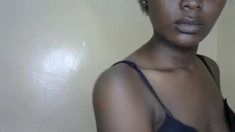queen_banice online show from November 6, 2025, 9:37 pm