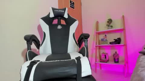 Your Queen Esthefi online show from January 13, 2025, 3:58 pm