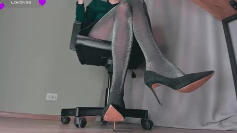 Snapshot of queen_nylon chatting on October 23, 2025, 5:12 pm Carly online show from October 23, 2025, 5:12 pm