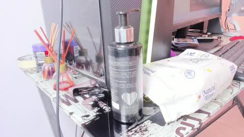 queen_yully online show from December 8, 2024, 6:17 pm