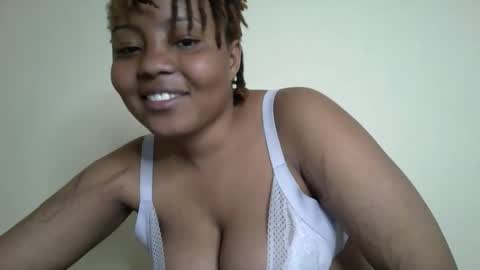 Snapshot of queenbeiby05 chatting on November 2, 2025, 12:18 pm queen online show from November 2, 2025, 12:18 pm