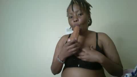 Snapshot of queenbeiby05 chatting on November 5, 2025, 9:31 am queen online show from November 5, 2025, 9:31 am