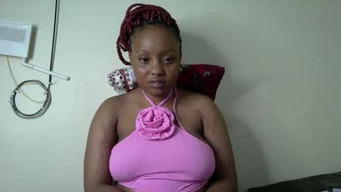 Snapshot of queenbeiby05 chatting on November 17, 2025, 8:25 pm queen online show from November 17, 2025, 8:25 pm