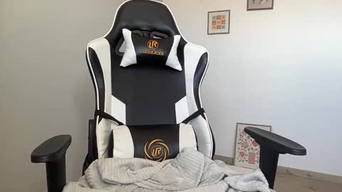 Quinnyelena online show from November 5, 2025, 10:59 am