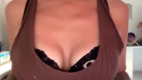 Quinnyelena online show from June 8, 2026, 2:28 pm