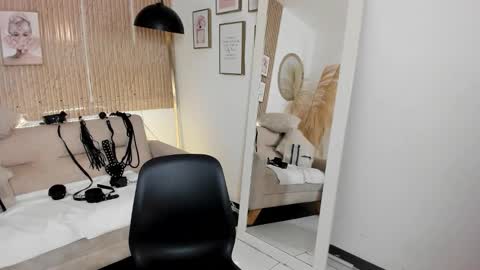 RACHEL ES online show from November 19, 2025, 5:18 am