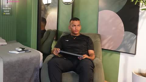 rafa_cruz online show from December 18, 2025, 12:44 pm