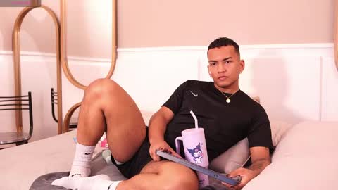 rafa_cruz online show from April 19, 2026, 9:06 pm