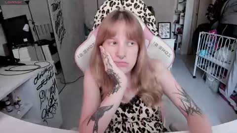 Snapshot of rapunzel_cute chatting on July 1, 2026, 12:07 pm Rapunzel online show from July 1, 2026, 12:07 pm
