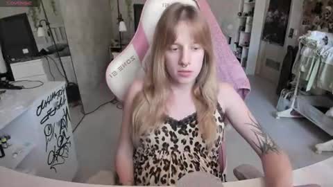 Snapshot of rapunzel_cute chatting on July 17, 2026, 1:18 pm Rapunzel online show from July 17, 2026, 1:18 pm