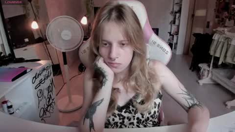 Snapshot of rapunzel_cute chatting on August 1, 2026, 12:15 pm Rapunzel online show from August 1, 2026, 12:15 pm