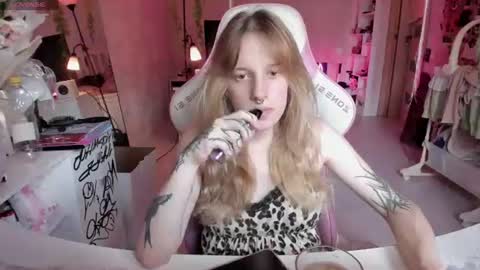 Snapshot of rapunzel_cute chatting on August 6, 2026, 1:13 pm Rapunzel online show from August 6, 2026, 1:13 pm