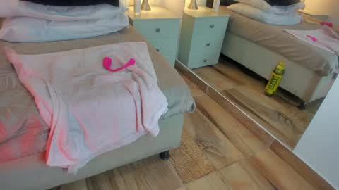 Raquel Moore  online show from February 6, 2025, 8:29 am