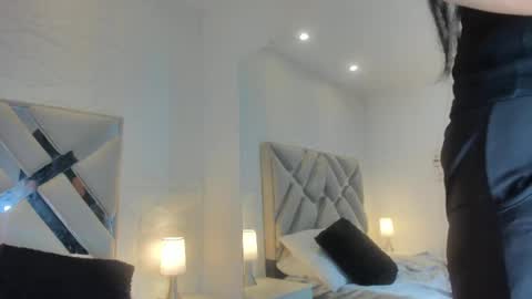 Raquel Moore  online show from February 10, 2025, 1:01 pm