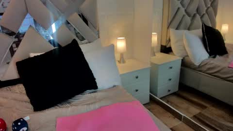 Raquel Moore  online show from February 11, 2025, 12:05 pm