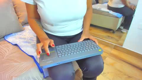 Raquel Moore  online show from December 15, 2025, 12:53 pm